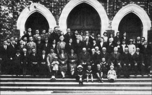 młodzież z przełożonymi zboru w 1928r